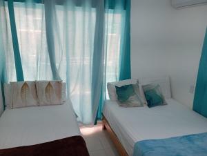Een bed of bedden in een kamer bij Hostal Palmas De Punta Cana