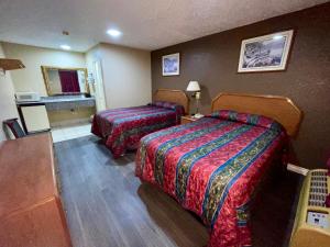 Postel nebo postele na pokoji v ubytování Ankur Inn Motel