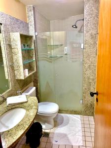 y baño con aseo, lavabo y ducha. en Marulhos Resort - 1 quarto en Porto De Galinhas