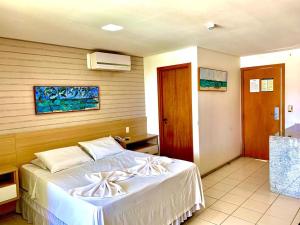 um quarto com uma cama branca num quarto em Marulhos Resort - 1 quarto em Porto de Galinhas