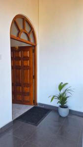 uma porta com um vaso de planta na frente dela em The Leisure Homestay Ella Bandarawela em Bandarawela