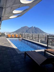 una gran piscina en la parte superior de un edificio en Entire apartment with unique view at the best location, en Monterrey