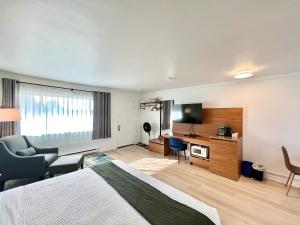 una camera d'albergo con letto e scrivania di Ukee Peninsula Motel a Ucluelet