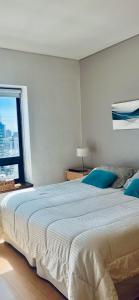 Un dormitorio con una cama grande y una ventana en Buenos Aires View - Apart 2 Amb sobre Av Corrientes en Buenos Aires