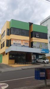 budynek z samochodem zaparkowanym przed nim w obiekcie Hotel pernoite w mieście Pato Branco