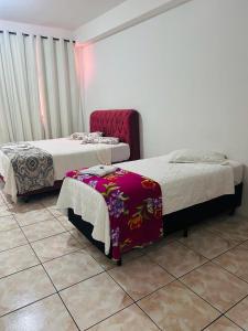 パト・ブランコにあるHotel pernoiteのベッド2台が隣同士に設置された部屋です。