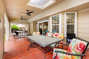 porche cubierto con mesa y sillas en Spacious 4 bedroom with pool-Minutes to Seaworld! en San Antonio