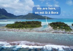 una isla en el océano con las palabras que estamos aquí en et la en ALAROOTS BORA BORA CAMP, en Bora Bora