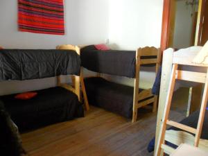Zimmer mit 2 Etagenbetten und einem Stuhl in der Unterkunft Portal Rey Salomon in Capilla del Monte