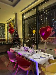 un comedor con una mesa con globos cardiacos en KANYON VADİ HOTEL, en Bostanbükü