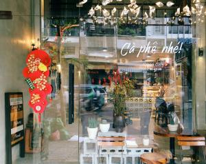una vetrina di un negozio con un cartello sopra di Larita Saigon ad Ho Chi Minh Altre 36 foto