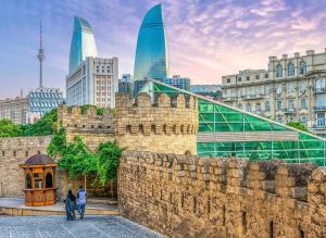 una vista de la ciudad de Bakú con edificios altos en Revelton Baku Studios en Baku