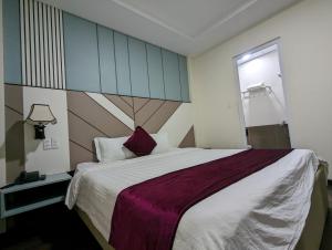 Postel nebo postele na pokoji v ubytování Vy Anh Đà Lạt Hotel