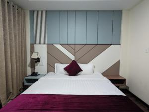 Postel nebo postele na pokoji v ubytování Vy Anh Đà Lạt Hotel
