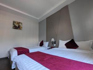 Postel nebo postele na pokoji v ubytování Vy Anh Đà Lạt Hotel