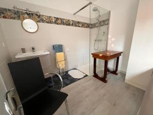 een badkamer met een wastafel, een douche en een tafel bij Gîte Nancy, 2 pièces, 2 personnes - FR-1-584-317 in Nancy