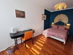 een slaapkamer met een bureau en een bed en een bureau bij Gîte Nancy, 2 pièces, 2 personnes - FR-1-584-316 in Nancy