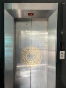 a metal elevator with a sign on top of it at Nhà nghỉ Trúc Lâm in Hải Dương