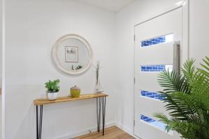 カウズにあるBirchwood Villa Cowes, Pool & Tennis in complexの塀の鏡 +28枚の写真