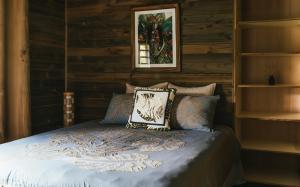 - une chambre avec un lit et une photo sur le mur dans l'établissement Bungalow Bali Hai, à Fare