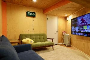 ein Teddybär auf einer Couch in einem Zimmer in der Unterkunft Kotoni / Vacation STAY 4930 in Sapporo
