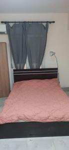 Schlafzimmer mit einem Bett mit einer roten Bettdecke in der Unterkunft Amazing Studio 10 minutes walk To Center no1 in Thessaloniki