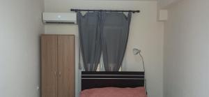Schlafzimmer mit einem Bett und einem Fenster in der Unterkunft Amazing Studio 10 minutes walk To Center no1 in Thessaloniki