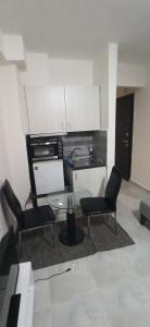 eine Küche mit einem Tisch und Stühlen im Zimmer in der Unterkunft Amazing Studio 10 minutes walk To Center no1 in Thessaloniki