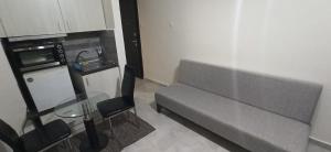 ein Wohnzimmer mit einem Sofa und einem Glastisch in der Unterkunft Amazing Studio 10 minutes walk To Center no1 in Thessaloniki