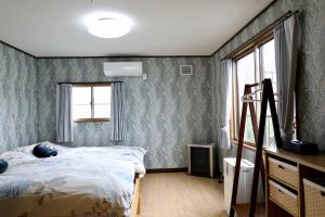 Schlafzimmer mit einem Bett und einem Fenster in der Unterkunft Kotoni / Vacation STAY 4930 in Sapporo