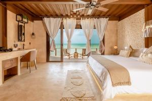 Postel nebo postele na pokoji v ubytování AWA Holbox Hotel Boutique - Beach Front