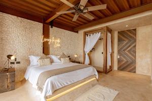 Postel nebo postele na pokoji v ubytování AWA Holbox Hotel Boutique - Beach Front
