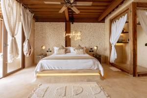 Postel nebo postele na pokoji v ubytování AWA Holbox Hotel Boutique - Beach Front