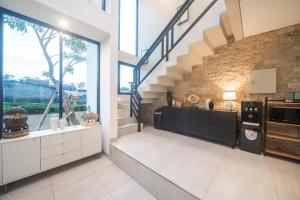 cocina con ventana grande y pared de ladrillo en Alsava Villa and Suites Canggu, en Canggu