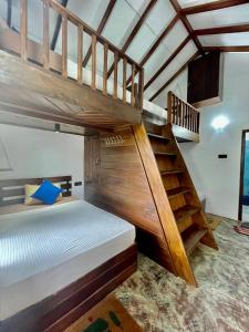 Ce lit superposé se trouve dans un dortoir doté d'un escalier. dans l'établissement Roy's Villa, à Sigirîya