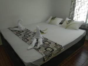 una camera da letto con un letto con asciugamani bianchi sopra di Coastal Heaven Villa a Trincomalee