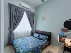 Cama o camas de una habitación en EnaBella Homestay Pool Melaka
