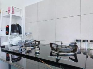 Η κουζίνα ή μικρή κουζίνα στο EnaBella Homestay Pool Melaka