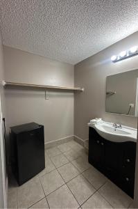 een badkamer met een wastafel en een spiegel bij Hotel Galaxy in Las Vegas