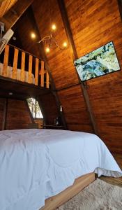 Tecolote的住宿－Cabaña de descanso，卧室配有一张白色的木天花板