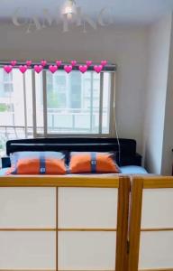 a bed with two orange pillows on top of it at 平和岛民宿 in Tokyo