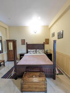 科代卡那的住宿－Cloudwalks Homestay，一间卧室配有一张木架大床