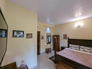 1 dormitorio con 1 cama grande en una habitación en Cloudwalks Homestay en Kodaikānāl