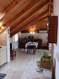 Il comprend une cuisine et une salle à manger avec des plafonds en bois et une table. dans l'établissement Apt Draga - traditional & in center, à Vrboska