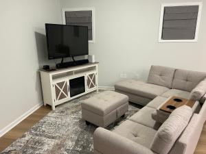 ein Wohnzimmer mit 2 Sofas und einem Flachbild-TV in der Unterkunft Nurse's Nest LLC in Spartanburg