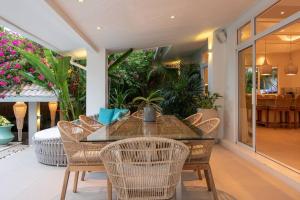 a dining room with a table and chairs at Luxury Villa MISS KOH Bophut in Koh Samui 