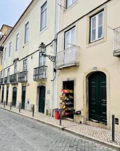 un edificio al lado de una calle en Stylish City Apartment - Top Stay! en Lisboa