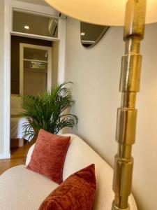 1 sofá blanco con 2 almohadas en la sala de estar en Stylish City Apartment - Top Stay! en Lisboa