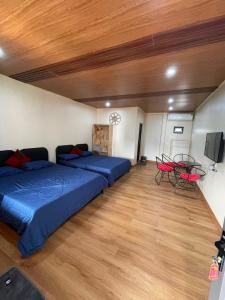 1 dormitorio con 2 camas y techo de madera en mộc châu homestay, en Làng Môn
