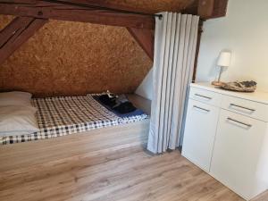 Pokój z łóżkiem, biurkiem i lampką w obiekcie Wilkiejmy wieś w mieście Jeziorany